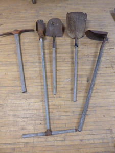 lot 27 image: Lawn and Garden Tools