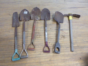 lot 29 image: Lawn and Garden Tools