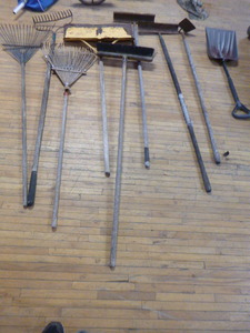 lot 30 image: Lawn and Garden Tools