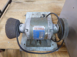 lot 39 image: Columbia Bench Grinder
