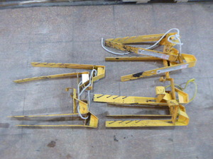 lot 50 image: 12 Roof Brackets