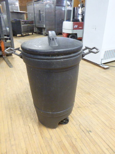 lot 87 image: Gott Trash Can with Locking Lid