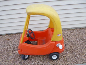 lot 122 image: Little Tikes Cozy Coupe
