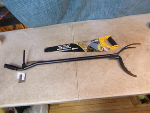 lot 200 image: Log Grabber and Hand Saw