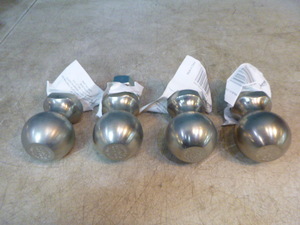 lot 133 image: 4 Valley 2 516 Tow Balls