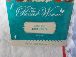 lot 58 image: Set of 3 The Pioneer Woman Sculpted...