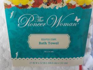 lot 60 image: Set of 3 The Pioneer Woman Sculpted...