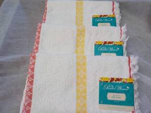 lot 61 image: Set of 3 The Pioneer Woman Sculpted...