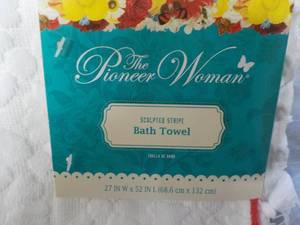 lot 62 image: Set of 3 The Pioneer Woman Sculpted...