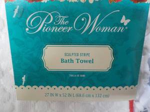 lot 64 image: Set of 3 The Pioneer Woman Sculpted...