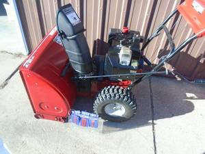 Craftsman 9 hp 28 snow blower. Electric start. Looks lightly used. Very good condition. As shown. *THIS ITEM HAS A RESERVE.