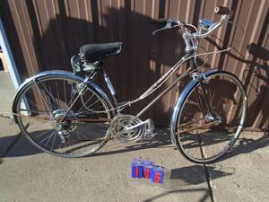 lot 105 image: Schwinn Vintage womens bike with headlight. Good overall condition. As shown.