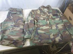 lot 66 image: (BR1) Military Camo Top Size X-Larg...