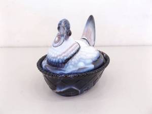 lot 15 image: Vintage Westmoreland Purple Slag Glass Nested Hen Covered Bowl 