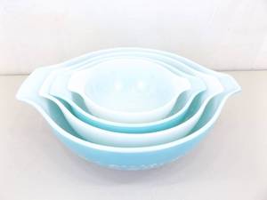 lot 25 image: AS NEW Pyrex Amish Butterprint 4 Piece Mixing Bowl Set