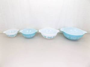 lot 25 image: AS NEW Pyrex Amish Butterprint 4 Piece Mixing Bowl Set