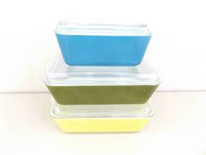 lot 26 image: Set of 3 Lidded Pyrex Refrigerator Dishes