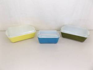 lot 26 image: Set of 3 Lidded Pyrex Refrigerator Dishes