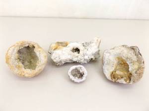 lot 42 image: Lot fo Medium Sized Quartz Crystal Geodes