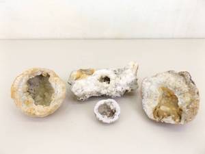 lot 42 image: Lot fo Medium Sized Quartz Crystal Geodes