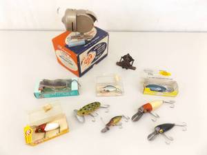 lot 57 image: Lot of Vintage Wood, Glass Eye, etc Fishing Lures and Reels