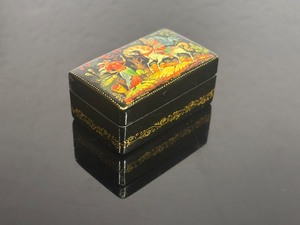 lot 64 image: Vintage Hand Painted Signed Black Lacquer Russian Miniature Trinket Box