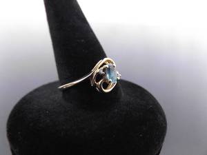lot 107 image: 10k Yellow Gold Aquamarine Ring Size 8