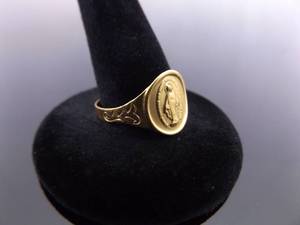 lot 106 image: 18k Yellow Gold Mother Marry Ring Size 9