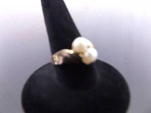 lot 109 image: 10k Yellow Gold Pearl Ring Size 6