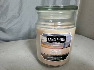 lot 140 image: New Candle-Lite 18 oz Jar Candle