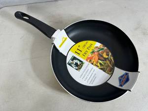 lot 205 image: New 11 inch Non Stick Aluminum Frying Pan