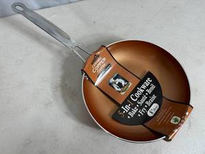 lot 255 image: New 8 inch Ceramic Copper Coated Frying Pan