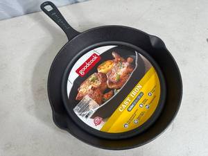 lot 263 image: New 10 inch Cast Iron Skillet