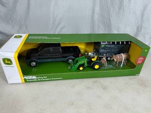 lot 83 image: New John Deere Animal Hauling Set