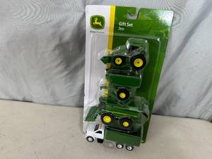 lot 91 image: New John Deere 4 Pc Tractor Farming Gift Set