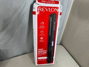 lot 98 image: New Revlon Perfect Straight Flat Iron for Hair