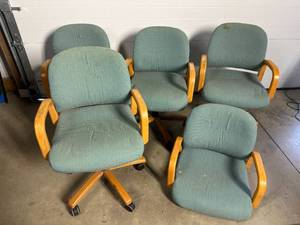 lot 6 image: 4 Rolling Chairs Plus Extra Seat