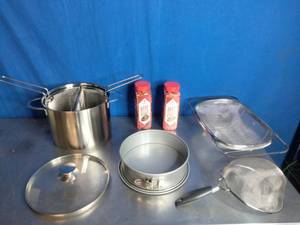 lot 17 image: Kitchen Items