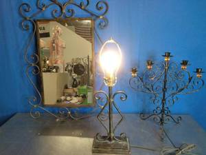 lot 38 image: 3 Matching Decor Pieces