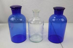 lot 4 image: Lot of 3 Glass Laboratory Bottles with Stoppers 2 Blue, 1 Pyrex Clear