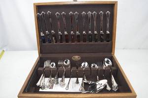 lot 69 image: Oneida Deluxe Flatware Set in Reed & Barton Chest - Service for 12 Pieces