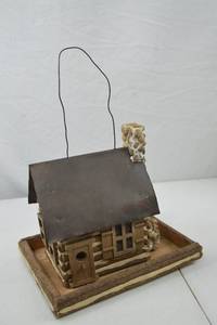 lot 181 image: Rustic Log Cabin Birdhouse Decor Piece