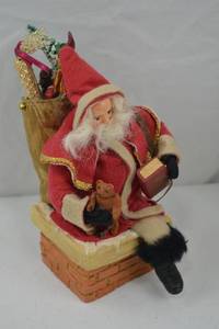 lot 191 image: Christmas Decor Lot Santa Figurine, Wreaths, Ornaments & Linens