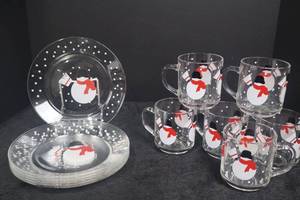 lot 115 image: Holiday Glass Snowman Plates and Mugs Set - 6 Plates, 6 Mugs