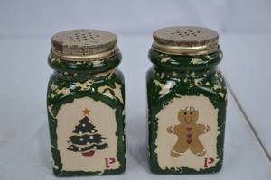 lot 205 image: Christmas Salt and Pepper Shaker Set Tree and Gingerbread Motif