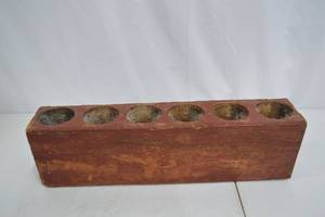lot 210 image: Antique Primitive Wooden Egg Holder Tray