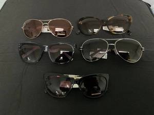 lot 168 image: LOT OF 5 FLOWER Sunglasses