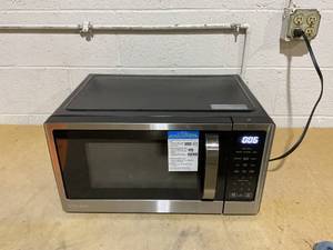 lot 184 image: Vissani 21 in. 1.1 cu. ft. 1000-Watt Countertop Microwave Oven in Fingerprint Resistant Stainless Steel and Bar handle