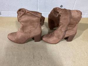 lot 336 image: High Suede Boot Size 10.5 Xtra Wide