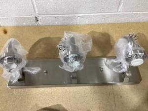 lot 353 image: 3-Light Vanity Light Fixture